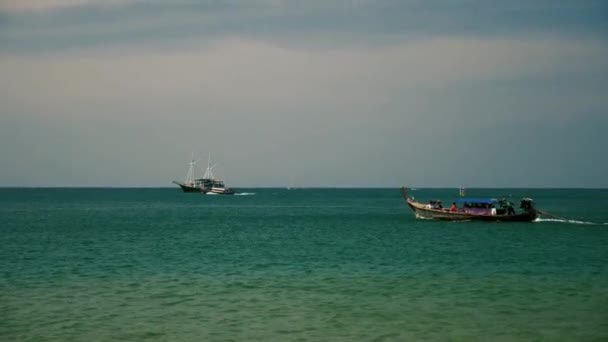 Thailändisches traditionelles Long Tail Boot im Vorbeifahren — Stockvideo