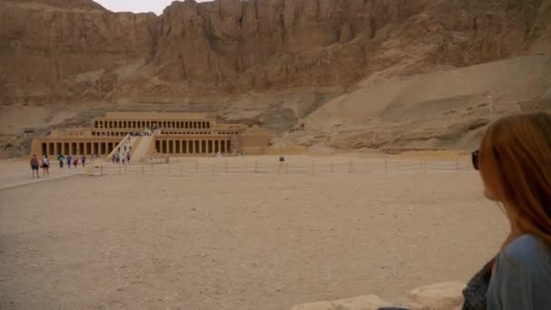 Dziewczyna turystyczna w świątyni królowej Hatshepsut w Egipcie — Wideo stockowe