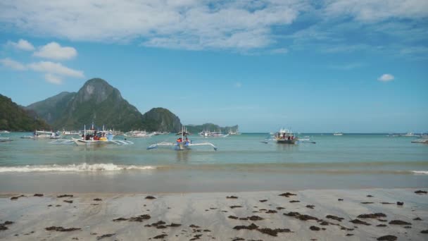 Turistas yendo al barco en la bahía de philippines el nido — Vídeos de Stock