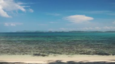 Beyaz kum ve berrak mavi su ile tropikal plaj