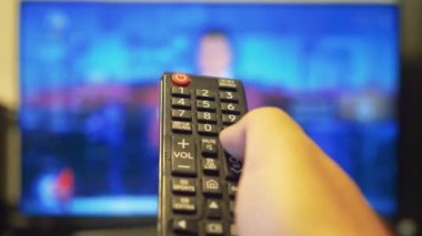 TV kanallarını değiştirmek için TV kumandasını kullanma