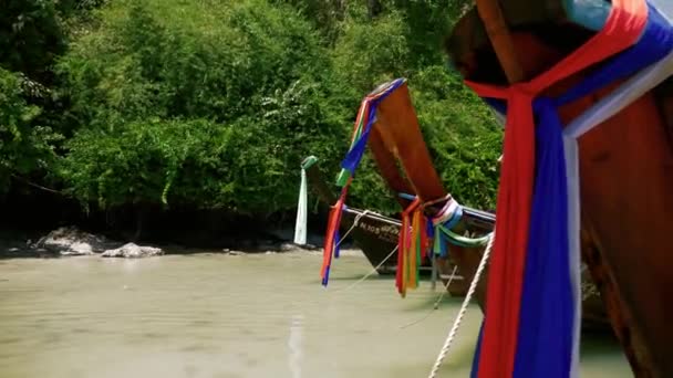 Traditionele Thailand lange staart boten aan de kust — Stockvideo