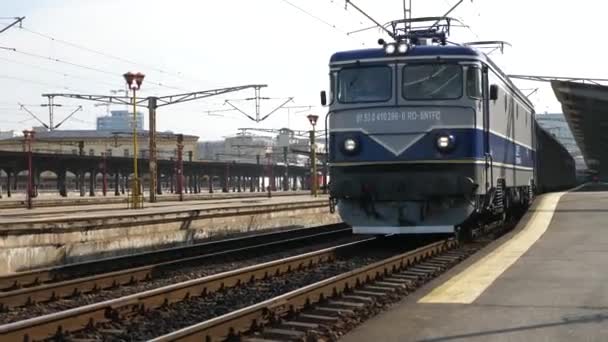 Tren que pasa y sale de la estación de tren — Vídeos de Stock