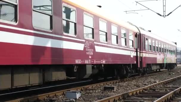 Trenes que salen de la estación de tren con sonido Horn — Vídeo de stock