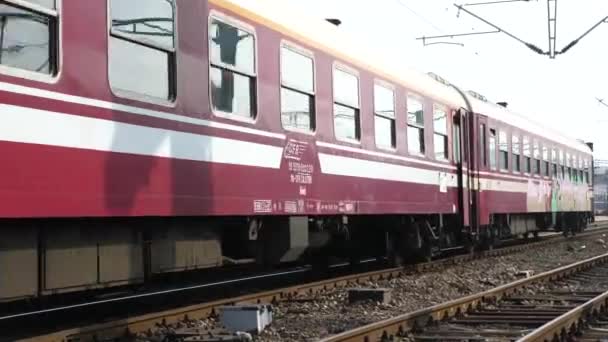 Treni in partenza dalla stazione con suono di clacson — Video Stock