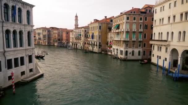 Gran canal de Venecia con góndola y barco que pasa — Vídeo de stock