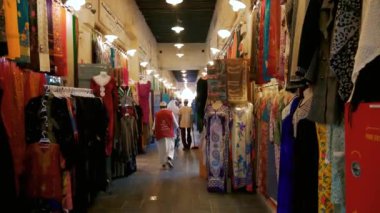 Orta Doğu Çarşısı pazarında işçiler ve alışveriş standları