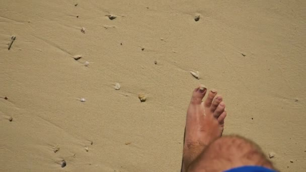 Caminando en una playa tropical de arena amarilla — Vídeos de Stock