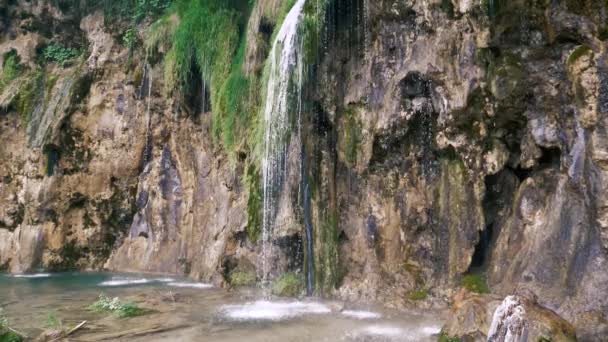 Cachoeira nas rochas em câmera lenta — Vídeo de Stock