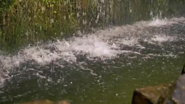 Waterval water druppels in slow motion — Stockvideo