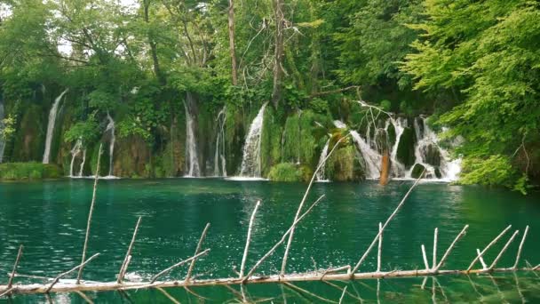 Водоспади в блакитному озері в повільному русі — стокове відео