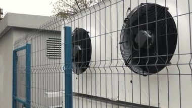 Bina havalandırma sistemi çit arkasında HVAC