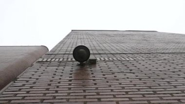 Aşağıdan kaydedilen okul binasında Dome gözetim kamerası