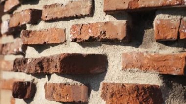 Eski harabelerdeki eski tuğlalar.