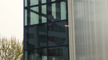 Büyük pencereleri yakın ofis binasında küçük gözetim kamera
