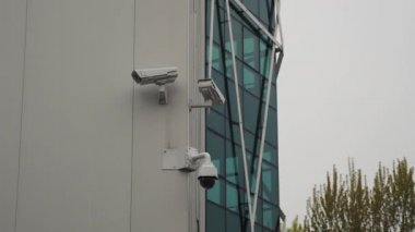 Güvenlik kameraları kubbe ve ofis binasında sabit