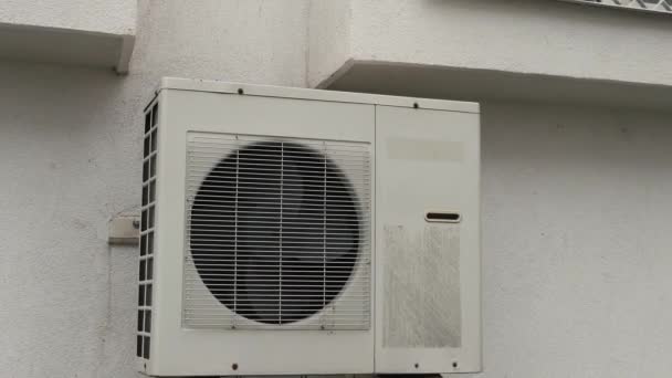 Ar condicionado fora da unidade perto da janela do apartamento — Vídeo de Stock