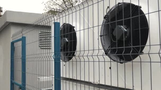 Gebouwventilatie systeem HVAC achter het hek — Stockvideo