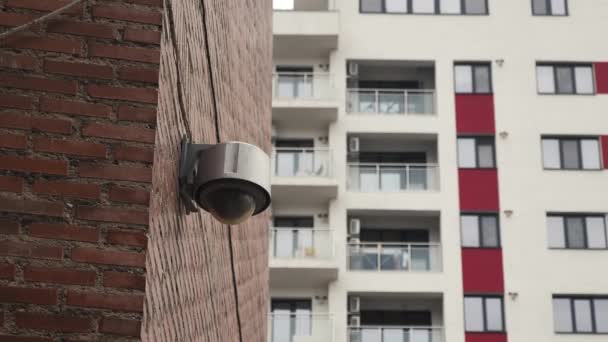 Kopułkowa kamera nadzoru na bloku mieszkania — Wideo stockowe