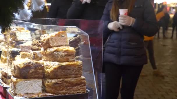 Puesto de comida en el mercado de Navidad con gente que pasa por aquí — Vídeo de stock