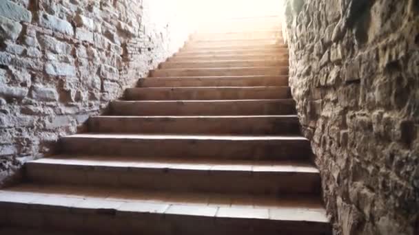Старые подвальные лестницы к внешним воротам — стоковое видео