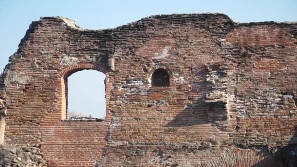 Antiguo muro de ladrillo erosionado y ruinas — Vídeo de stock