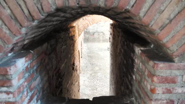Oude passage tussen rode bakstenen muren — Stockvideo