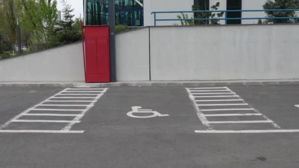 Місце для паркування людей з обмеженими можливостями — стокове відео