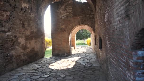 Oude Romeinse bakstenen gebouw muren met geplaveide rotsen — Stockvideo