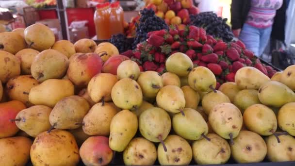 Peras e frutos no mercado — Vídeo de Stock