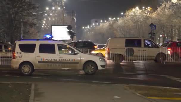 Policejní auto a ploty blokují bulvár OK — Stock video