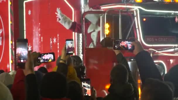 Le père Noël venant avec un grand camion rouge — Video