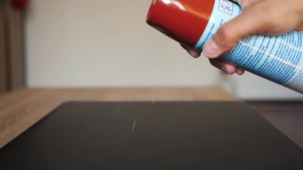 Yavaş hareket halindeyken masada temizlik çözeltisi ile püskürtme — Stok video