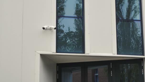 Камеры наблюдения над входной дверью здания — стоковое видео