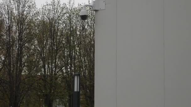 Dôme de caméras de surveillance et fixé au coin du bâtiment — Video
