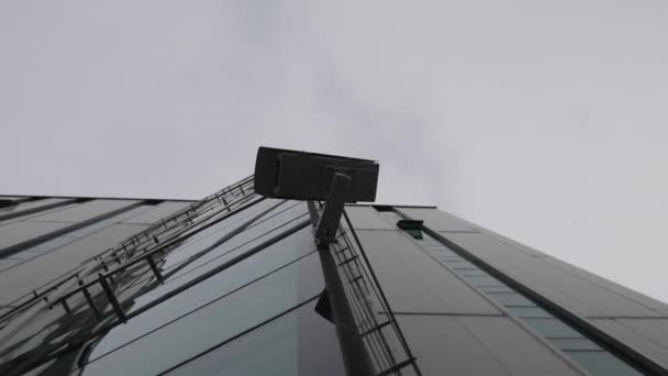 Surveillance camera recorded from below on the modern office building — Stock Video