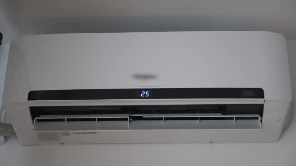 Turning on the air conditioner unit — Stock Video