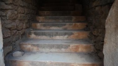 Roma harabelerindeki taş merdivenler iyi korunmuş.