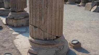 Roma İmparatorluğu sütununda detaylar ve güzel heykeller