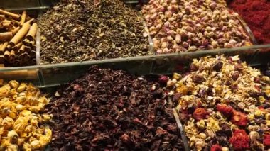 Türk pazarında yığınla organik çay bitkisi. Pazar yerinde doğal çay.