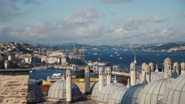 İstanbul 'daki İstanbul Boğazı' nın güzel manzarası botlarla şehir mimarisi ve trafik köprüleri