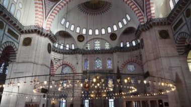 İslam halkı camide namaz kılıyor.