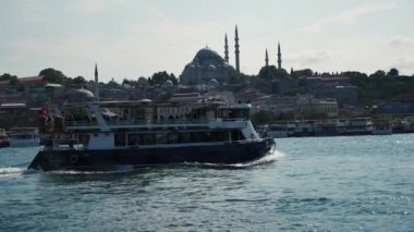 Galata Köprüsü 'nden İstanbul manzaralı ve arka planda büyük bir cami var..