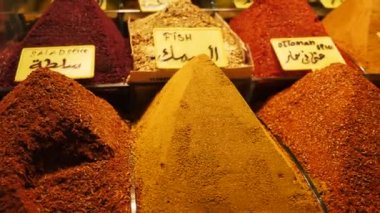Geleneksel pazarda hindide baharat ve baharat pazarı var.