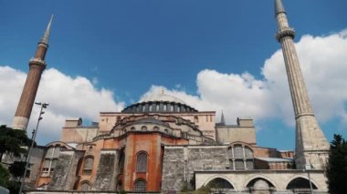 İstanbul 'daki en önemli turizm merkezlerinden biri olan Ayasofya Müzesi bir kilise camii ve şimdi de bir müzeydi.