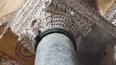 Güzel bir mimarisi olan güzel bir Bizans sütunu.