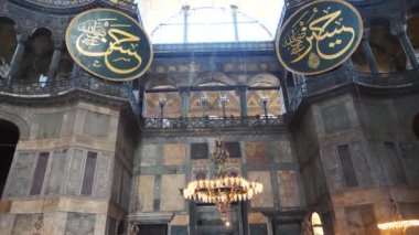 Ayasofya tavanı ve iç manzara. İstanbul 'un en gözde eğlence ve turizm merkezi.