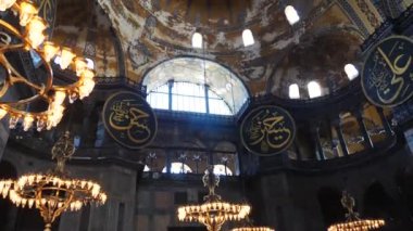 Ayasofya tavanı ve iç manzara. İstanbul 'un en gözde eğlence ve turizm merkezi.