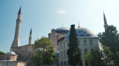 İstanbul 'daki en önemli turizm merkezlerinden biri olan Ayasofya Müzesi bir kilise camii ve şimdi de bir müzeydi.