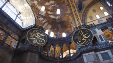 Ayasofya tavanı ve iç manzara. İstanbul 'un en gözde eğlence ve turizm merkezi.